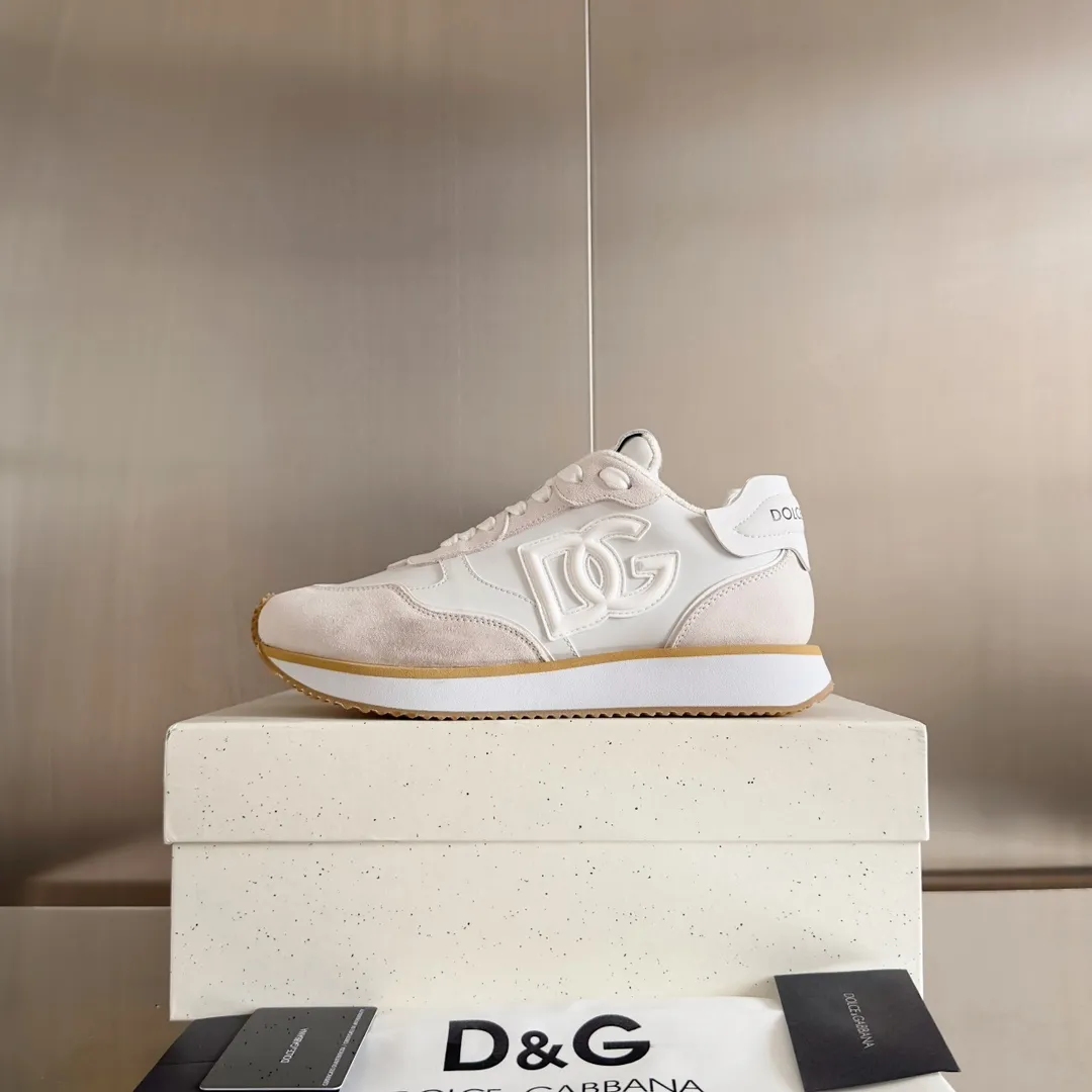 Factory P440💰D&G's latest Cushion series casual sports shoes, dad shoes, running shoes, original purchase and development, production, handmade, but always looking to the future. The new Cushion sneakers feature a two-tone suede upper accented by a mesh contrasting printed DG cross logo on the side. The lightweight, grippy rubber outsole adopts an innovative design to provide excellent performance, and the jacquard label adds timeless style. Exquisite packaging at the delivery counter🛍📦 ▪️ Fabric: Original custom-made first-layer cowhide ▪️ Lining: Original custom-made breathable towel lining ▪️ Sole: Original open-molded rubber material ▪️ Bottom thickness: 3.5CM ▪️ Size: Men's 38-45